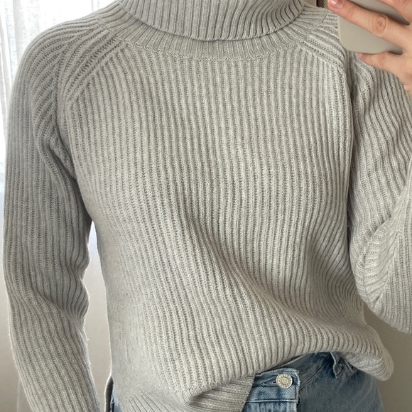 Wilfred Free Aritzia Grey Turtleneck 100% Merino Wool Sweater (Size XS) - Picture 6 of 9